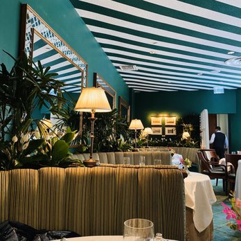 Polo Lounge - Indoor booth seating - New American Near Me - Beverly Hills, California