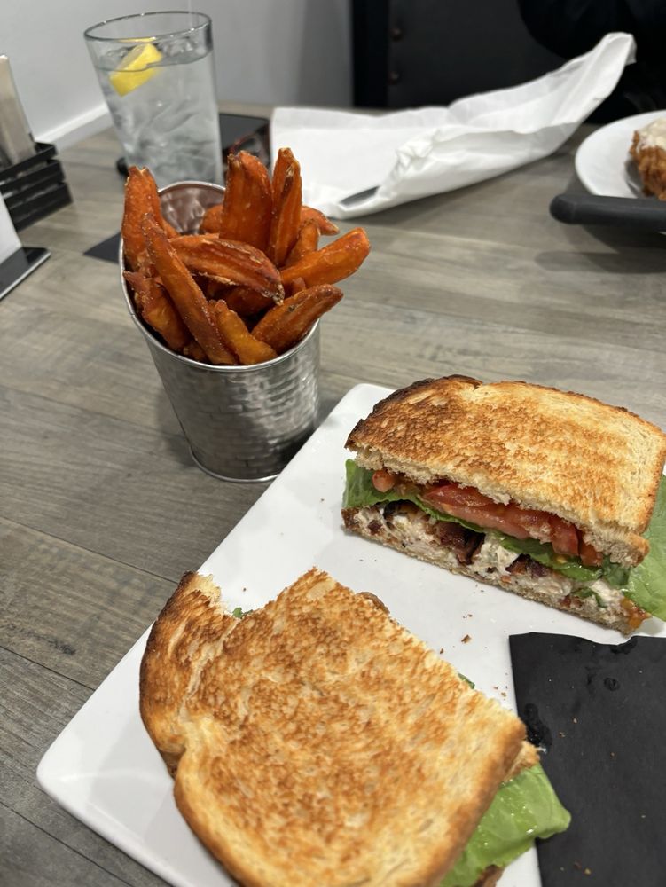 Serve Restaurant & Taphouse Logo