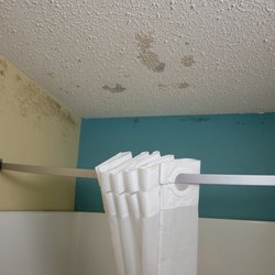 Super 8 by Wyndham Peoria East - Mold in the bathroom