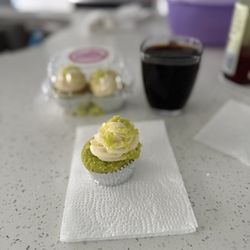 Yummy Custom Cakes & Deserts - Key lime pie