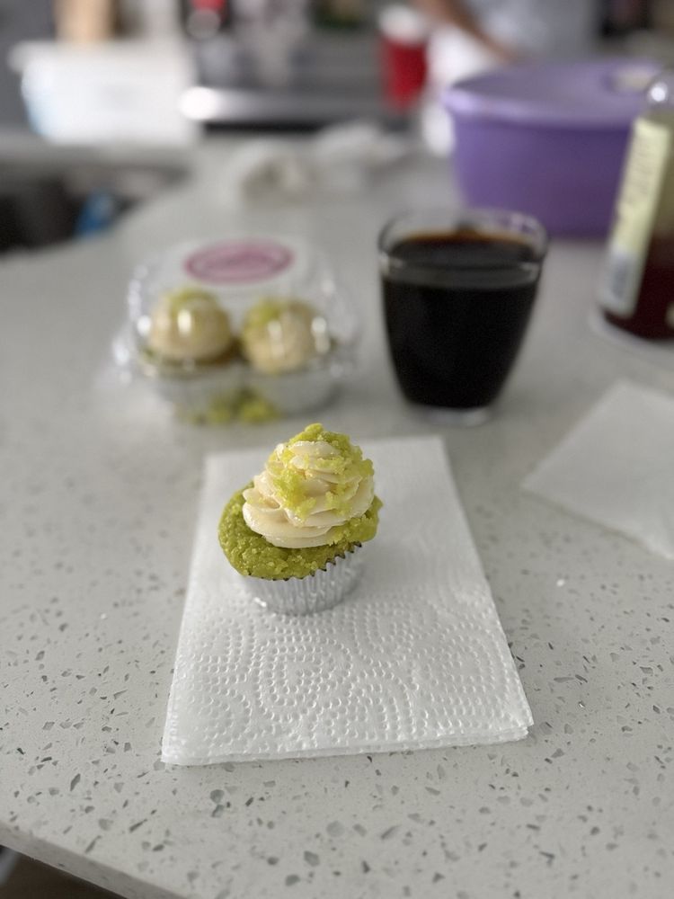 Yummy Custom Cakes & Deserts Logo