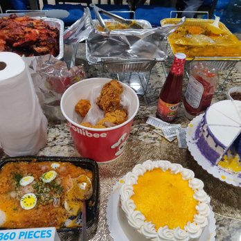 Goldilocks - The cakes look good but don't take a bite. Not in pic (crema cake still in the fridge) - Bakeries Near Me - Las Vegas, Nevada