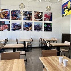 Oming’s Kitchen - Clean dining area