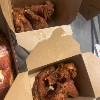 The First Amendment a Pizza Joint - 8 Traditional Wings - OO - / 4 pc Nashville hot 4 pc Cajun dry rub - Pizza Near Me - Claremont, California