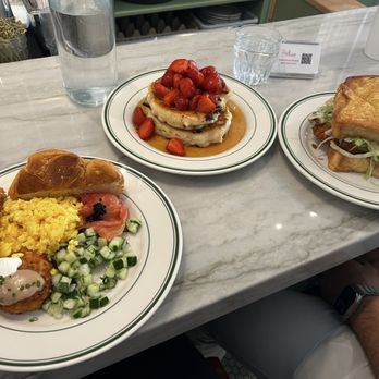 Arthurs - Bar Area-- pancakes, MacArthur, smorgasbord - Breakfast & Brunch Near Me - Montreal, Quebec