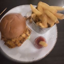 Avenue Bar & Lounge
