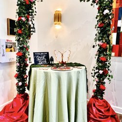 BB Designs - My daughter made the arch. Mauro suggested using the red fabric at the bottom & it was the best finishing touch!
