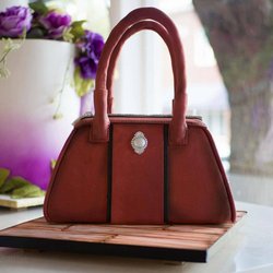 Cake Makers Studio - Sculpted purse cake