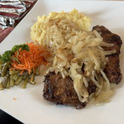 Gaude Stuv - Leber, Zwiebeln mit Kartoffelstampf & Apfelmus