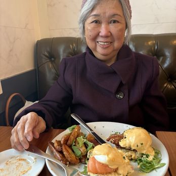 Scarlett Begonia - Smoked salmon benedict - Breakfast & Brunch Near Me - Santa Barbara, California