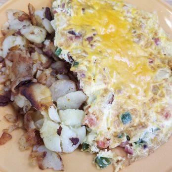 Country Kitchen - Hobo. This was delicious. Potatoes tasted fresh and flavorful . Omelette has flavor definitely a must have - Breakfast & Brunch Near Me - Long Beach, California