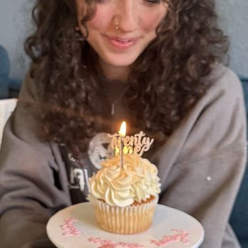 Stanwood Cupcakes - Special jumbo cupcake for birthday girl at the family event - Ice Cream & Frozen Yogurt Near Me - Stanwood, Washington