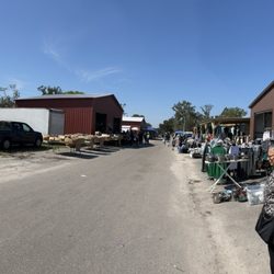 Plant City Farm Market - That building on left has good stuff.