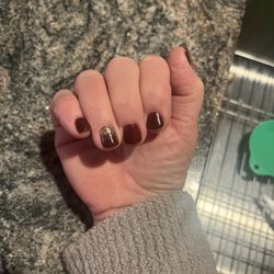 La Perfection Nails - A sparkle golden hand