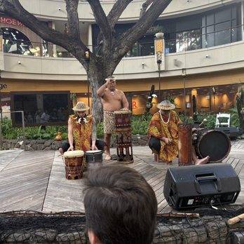 Queens Waikiki Luau - Dinner Theater Near Me - Honolulu, Hawaii Queens Waikiki Luau - Dinner Theater Near Me - Honolulu, Hawaii