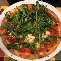 Stella Marina - Pizza mit Rucola, scharfer Salami und Schafskäse.