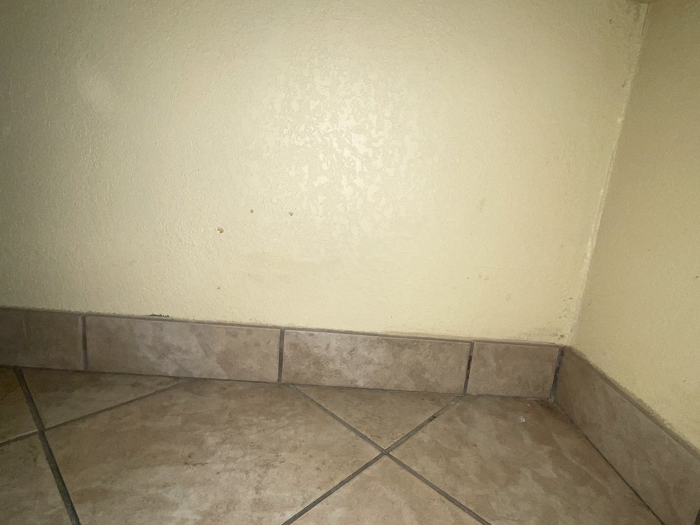 Econo Lodge Inn & Suites