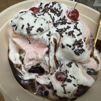 Friendly's - Brownie sundae - Ice Cream & Frozen Yogurt Near Me - Massapequa Park, New York Friendly's - Brownie sundae - Ice Cream & Frozen Yogurt Near Me - Massapequa Park, New York