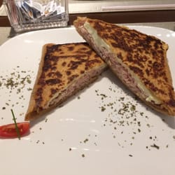 Creperie - Crepe de peito de peru e queijo branco na massa integral. Um pouquinho seco, mas bem bom! Super recheado.