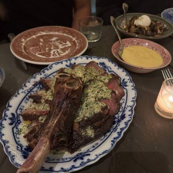 Bateau - 41 oz chuck end cote de beouf with buttery mashed potatoes and roasted mushrooms both at the top right corner. - Steakhouses Near Me - Seattle, Washington