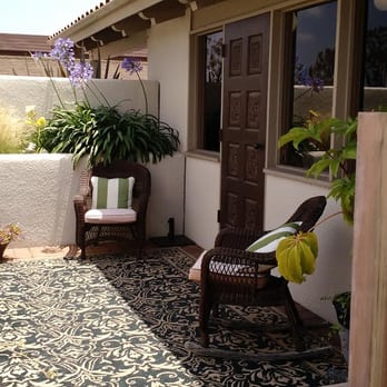 Kearny Mesa Veterinary Center - Comfortable patio seating - Veterinarians Near Me - San Diego, California Kearny Mesa Veterinary Center - Comfortable patio seating - Veterinarians Near Me - San Diego, California
