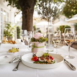 Terrasse unter alten Lindenbäumen