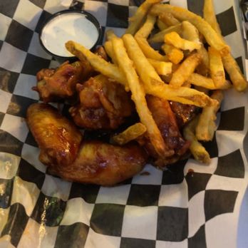 Dick's Last Resort - Indianapolis - BBQ Wings - Bars Near Me - Indianapolis, Indiana