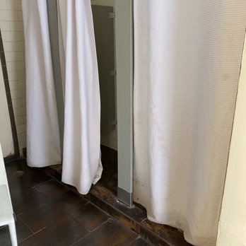 Chicago Getaway Hostel - Shared bathroom showers - Hostels Near Me - Chicago, Illinois Chicago Getaway Hostel - Shared bathroom showers - Hostels Near Me - Chicago, Illinois