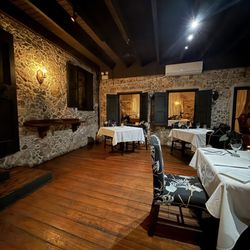 Old Stone Farmhouse - Indoor dining space