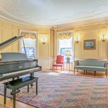 Hale House - Hale House living room - Retirement Homes Near Me - Boston, Massachusetts