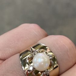 Weiss Jewelry - They took a vintage ring and all of its detail but created a wider more modern band and melded the two concepts