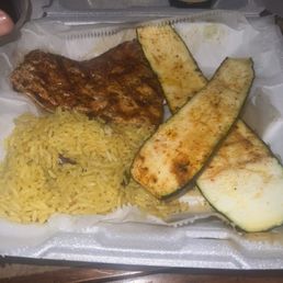 Salmon with rice and grilled zucchini Salmon with rice and grilled zucchini