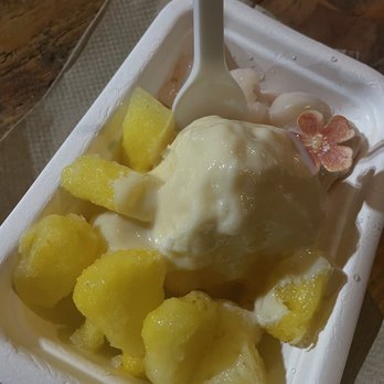 Da Sweet Spot - Regular size with pineapple and lychee - Shaved Snow Near Me - Kihei, Hawaii