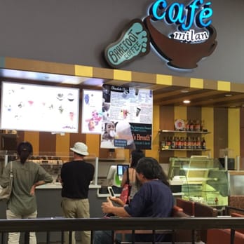 Long wait with 1 worker juggling 8 orders.