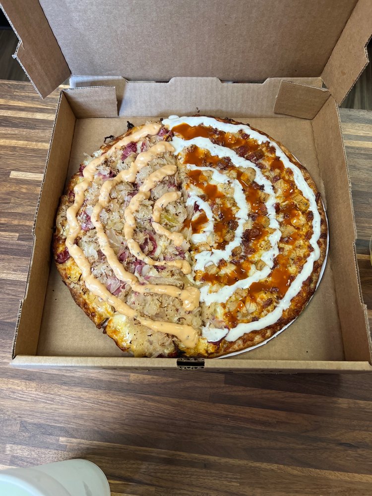 Super Sport Pizza And Wings Logo