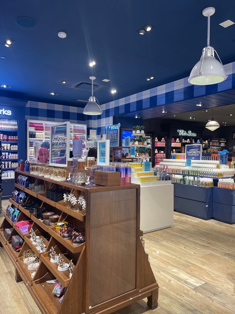 BATH & BODY WORKS Updated August 2024 2000 Willowbrook Mall