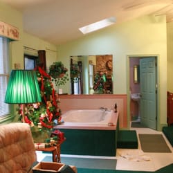 Brookside Cabins - Cabin 9 Jacuzzi, next to sliding deck doors, overlooking the brook.