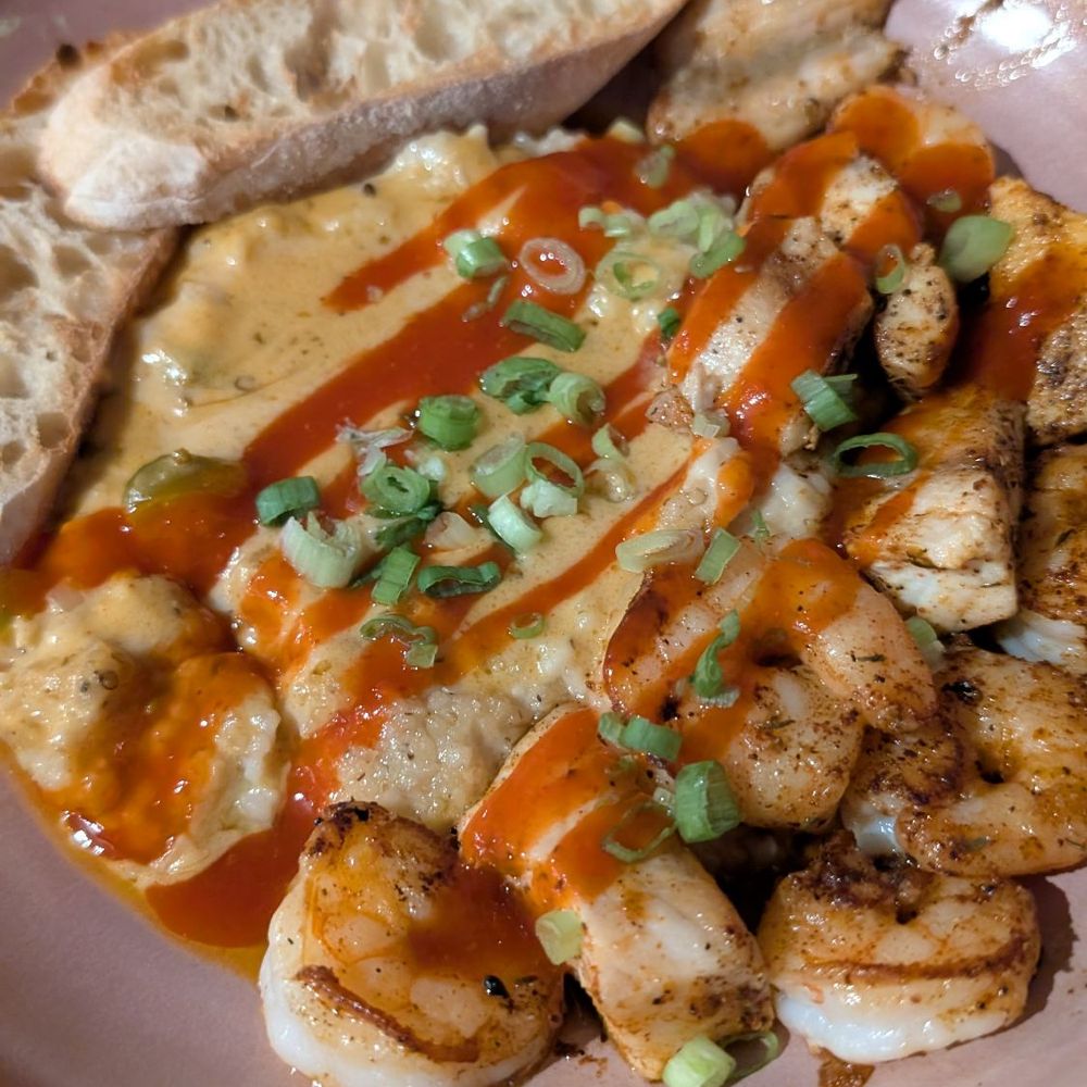 Fizzy Jane's - Shrimp (and red drum) and grits - New American Near Me - Southport, North Carolina