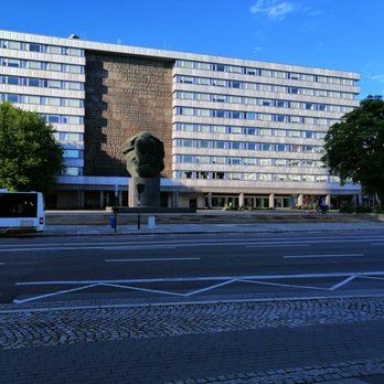 Stadthalle Chemnitz - Karl Marx Kopf gegenüber der Stadthalle - Performing Arts Near Me - Chemnitz, SN