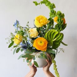 Fleurs & Events - Forge + Bloom Short is a sophisticated floral arrangement that blends modern elegance with exotic allure.