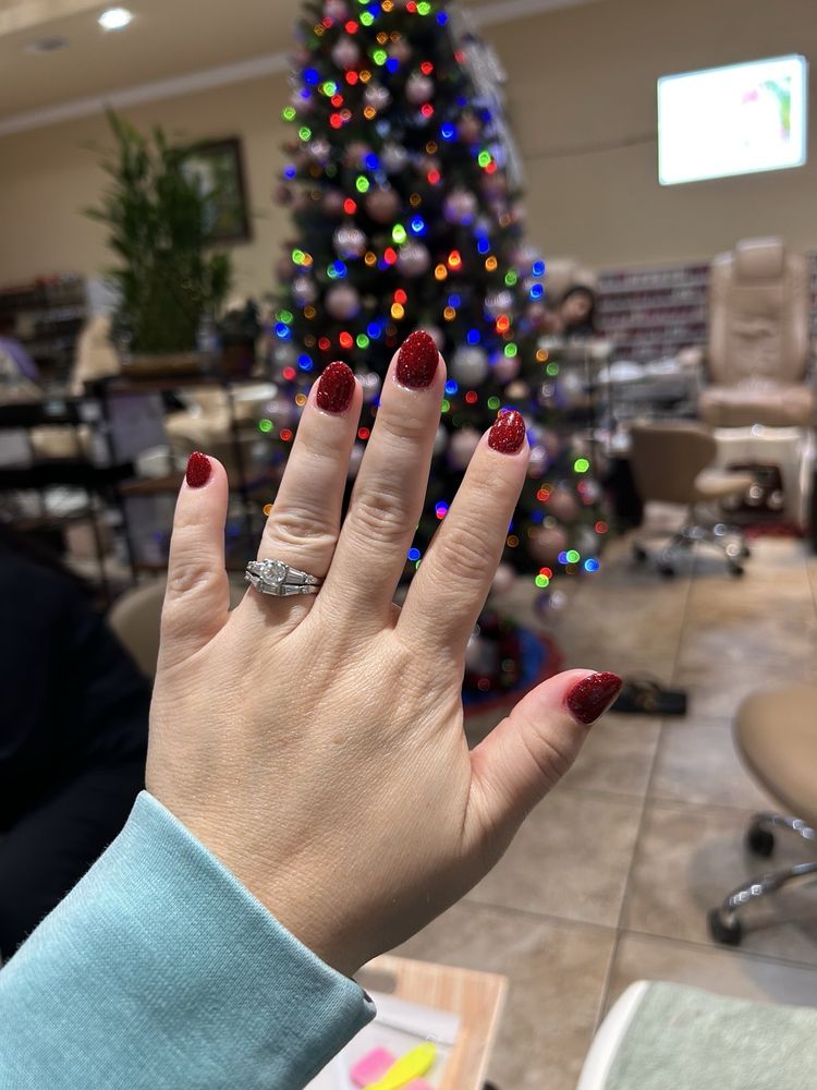 Luxury Nail & Spa Logo