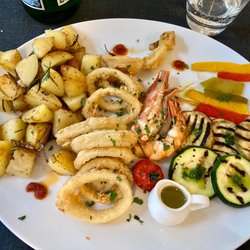 Restaurant Opelvillen - Duett vom Calamari alla Romana (frittiert) & Black Tiger Garnelen, Rosmarin Kartoffeln und gegrilltes Gemüse