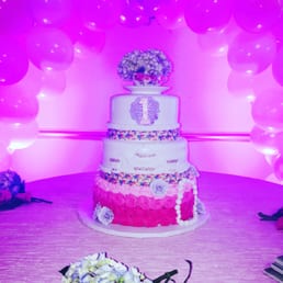 Arch made by balloon lady. Wish she returned my call or replied to this post so I can trust her to do business with her again. Arch made by balloon lady. Wish she returned my call or replied to this post so I can trust her to do business with her again.