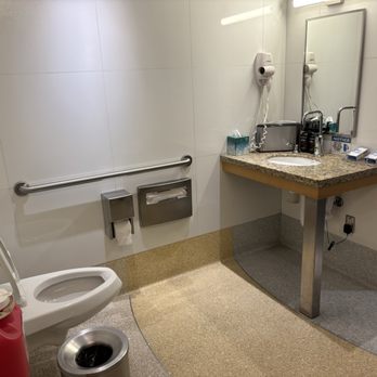 Delta Sky Club - Shower room - Airport Lounges Near Me - Miami, Florida
