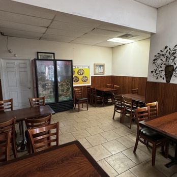 Thai Curry Pizza - Seating - Pizza Near Me - Long Beach, California Thai Curry Pizza - Seating - Pizza Near Me - Long Beach, California