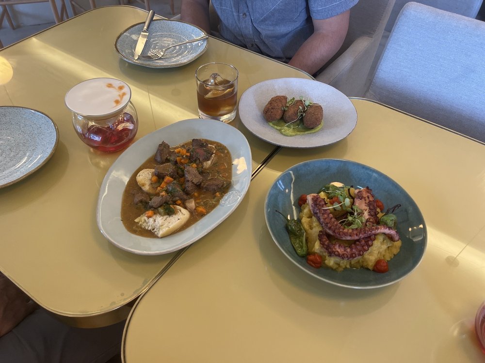 LUMI ROOFTOP BAR AND RESTAURANT R. de São Pedro de Alcântara, Lisboa