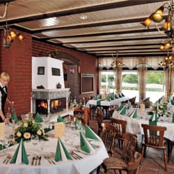 Restaurant Wolfshotel am Arendsee - Kaminzimmer wird für Hochzeit eingedeckt