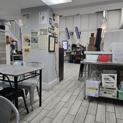 Zaytoon Mediterranean Grill - Front area
