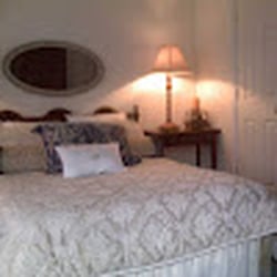 Davies House Inn - Aunt Ada's 1st floor Queen Suite