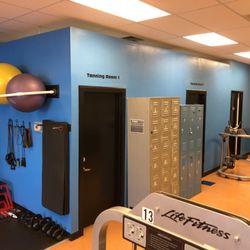Fitness For 10 - Kingman - Stretching Area / Lockers